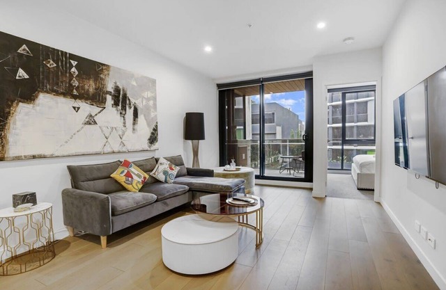 Prime Hawthorn 2BR Apt with parking, pool and gym