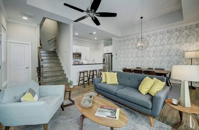 +Prime HTX Heights Location +Walkable to Dining/Coffee +King/Queen & Bunk Rooms