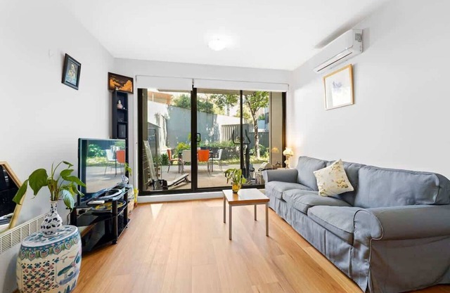 Prime Kensington 2BR Apt with a Massive Backyard!