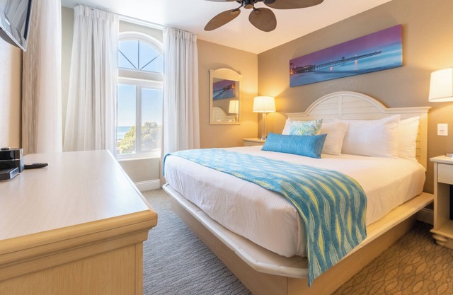 Prime Location! 4 Beachfront Units w/ Kitchen! Free Parking, Onsite Pool!