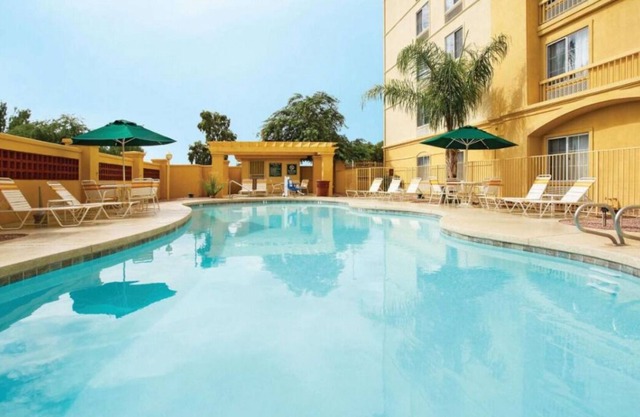 Prime Location! 4 Convenient Units, Pool, Free Parking, Free Breakfast