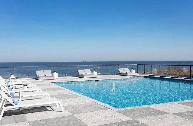 Prime Location! 4 Relaxing Units, Pool, Minutes to Virginia Beach