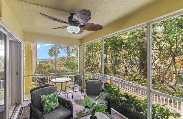 Beach Castle # 9: 2 BR / 2 BA Resort en Longboat Key por RVA, para 6 personas