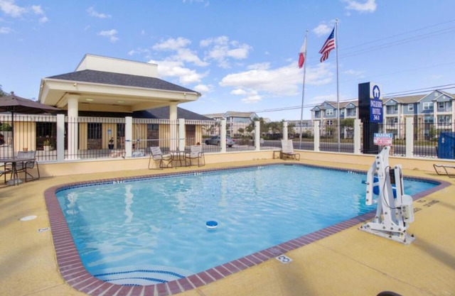 Prime Location Free Parking Onsite, Pool, Near Port Aransas Nature Preserve