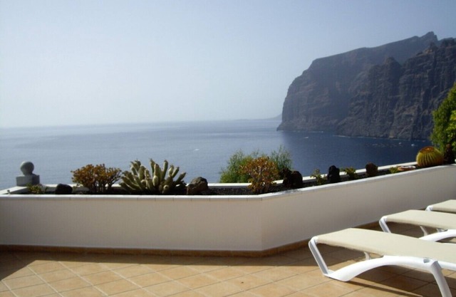 Ubicación privilegiada, impresionantes vistas al mar nr playa / puerto deportivo, piscina Htd, aire acondicionado WiFi UKTV