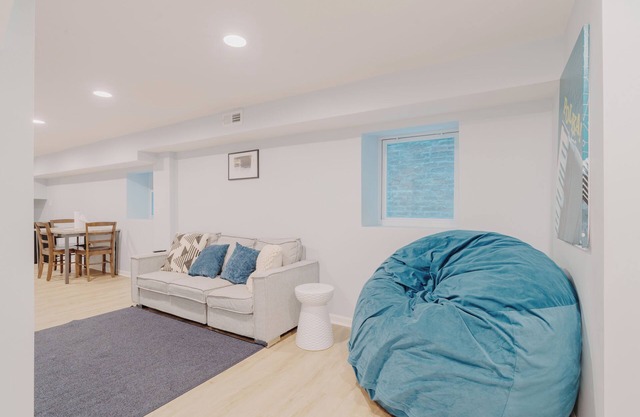 Prime location in Lakeview Near Wrigleyville With Washer & Dryer