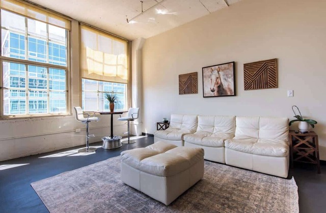 Prime Location: Modern Loft
