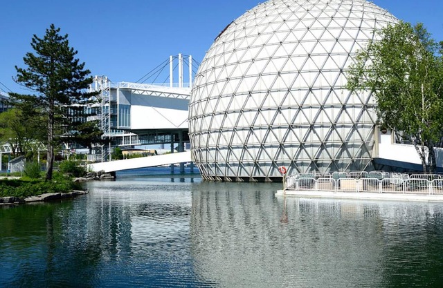 Prime Location! On-Site Restaurant, Minutes From Toronto Eaton Center