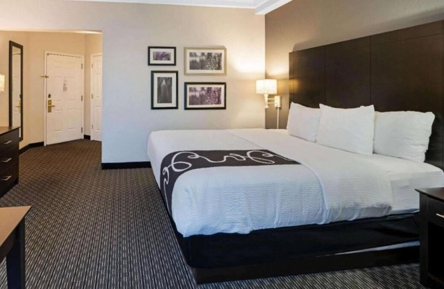 Prime Location! Onsite Pool, Free Breakfast, Free Parking