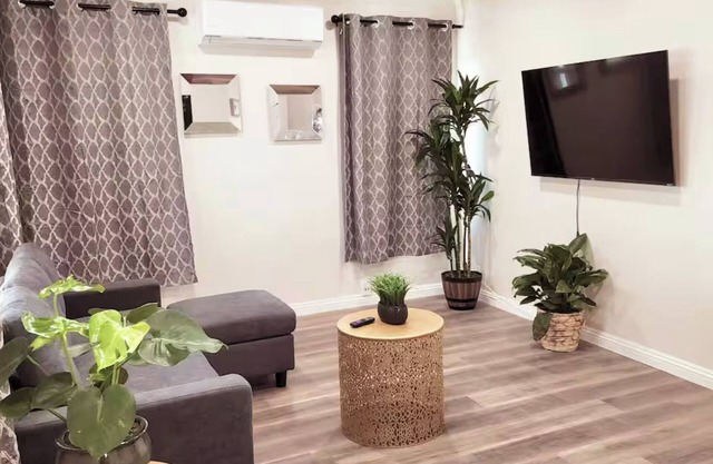 Prime Location: Remodeled 2-Bed/1-Bath with Private Entrance！19