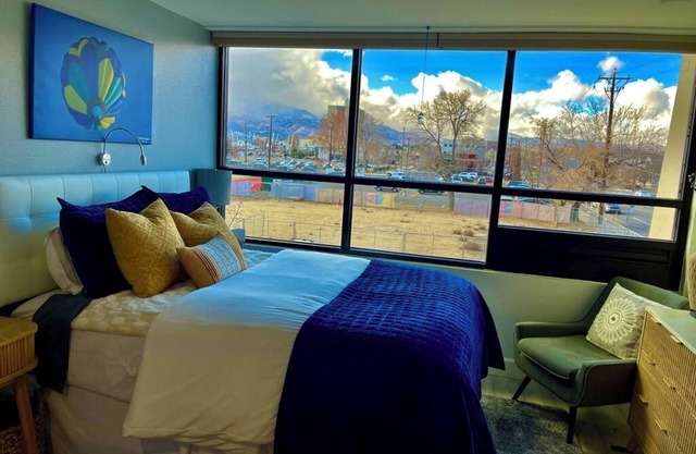 UBICACIÓN UBICACIÓN! Estudio con gimnasio, piscina, jacuzzi, billar y mucho más.