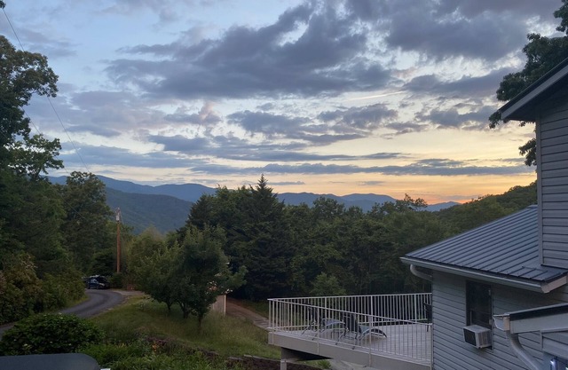 Prime Location with Scenic Views - Your Ultimate Retreat: Roamer's Respite