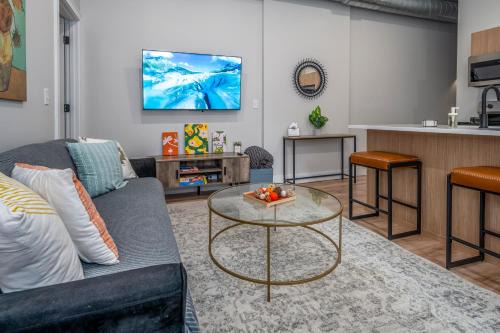 Prime OTR, 3 Lux Queen Beds, Two 55in TVs, Steps to TQL, Findlay Market, Light Rail, Fast Wifi