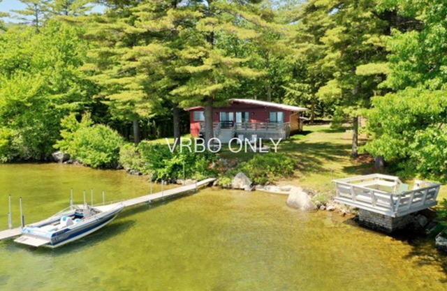 Excelente propiedad privada frente al mar en Winnipesaukee con amplio muelle y estacionamiento