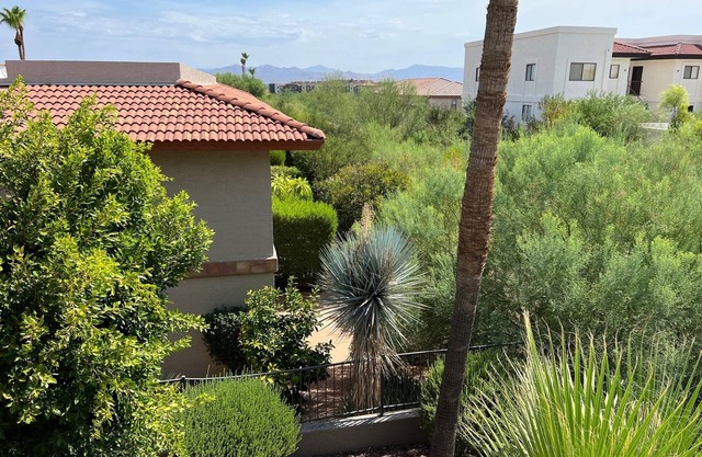 Prime retreat location--1/2 mile to Fountain Park and restaurants.