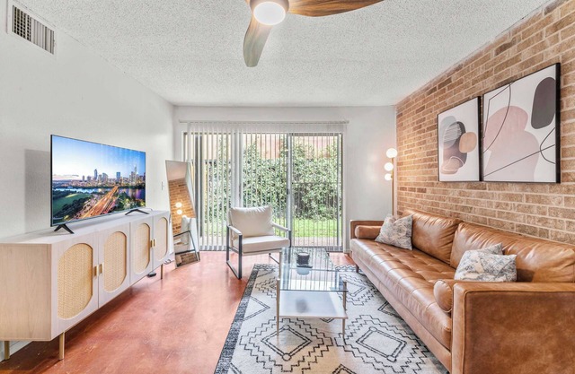 Prime SoCo airy 1BR king suite w/ pool, parking
