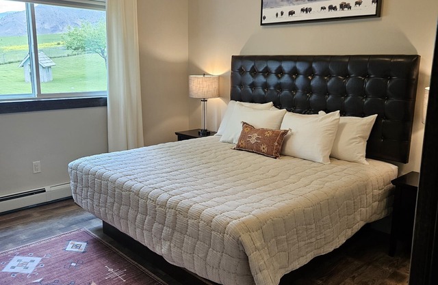 Prime Spot! Complimentary Parking, Next to Gardiner Downtown!