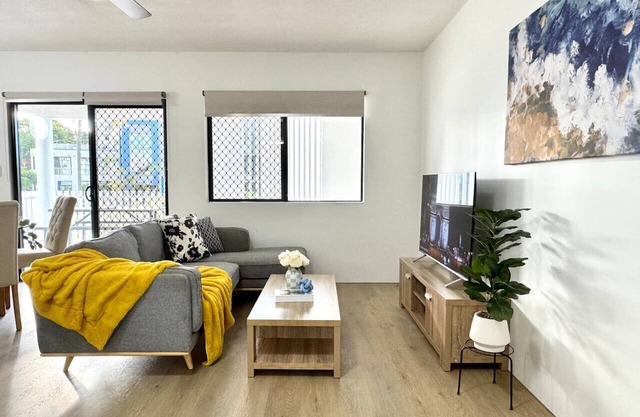Prime Toowong 3BR Apt– Walk to Shops & Transport!