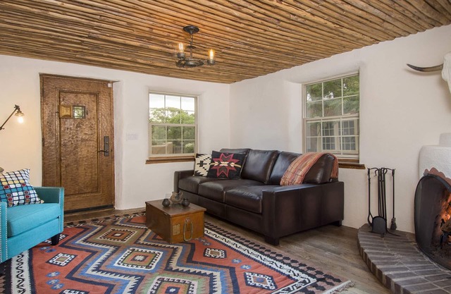 Santa Fe Trifecta: ubicación privilegiada, lujosamente remodelada, histórica Casita del lado este