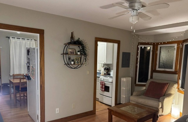 Prime Westdale location with Free Coffee & Breakfast -with3 bedrooms in Hamilton