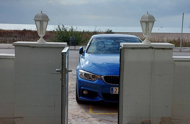 Primera línea de mar, jardín privado y piscina