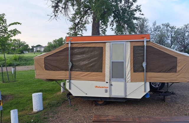 Primitive 2-bedroom 2 double bed popup quiet country setting on the cities edge
