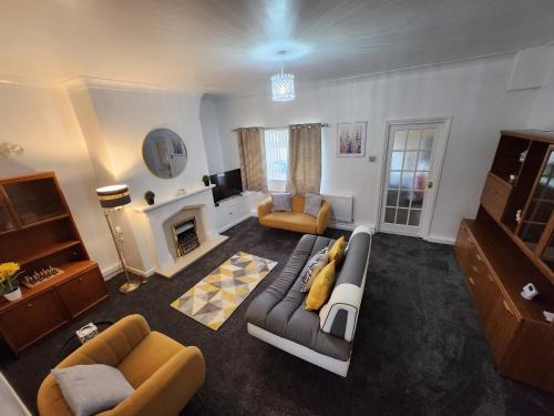 Primos Palace 4 - Bedroom House in Blyth