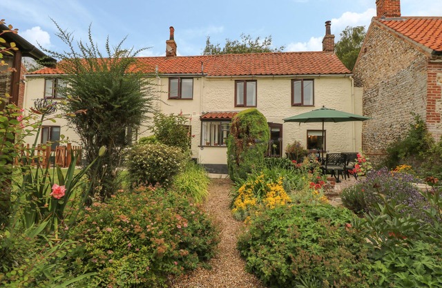 PRIMROSE COTTAGE, character holiday cottage in Stiffkey