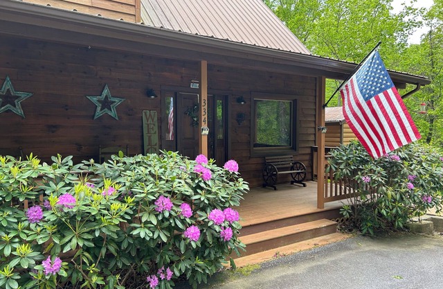 Prince Oswald's Tiger Tree House - Charming 3-bedroom Cabin in Tiger, GA