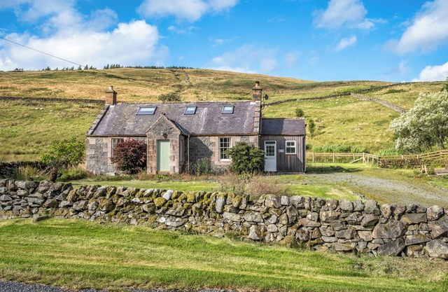 PRINCE'S COTTAGE, pet friendly, character holiday cottage in Moniaive