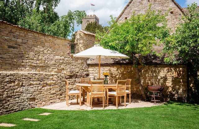 Priory Cottage - sleeps 8 guests in 3 bedrooms