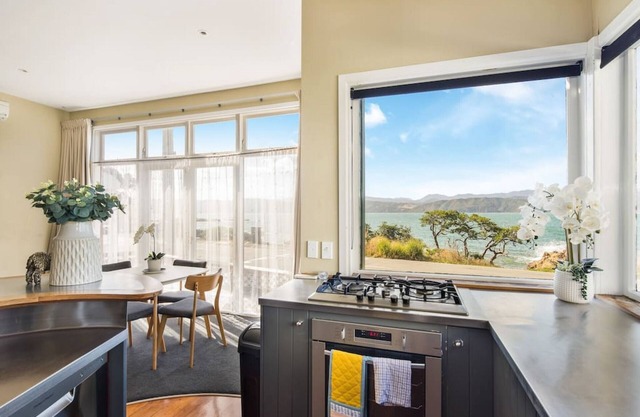 Pristine 2-bed waterfront, Karaka Bays