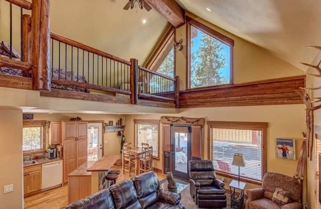 Pristine 4 seasons cabin with 9 beds & hot tub