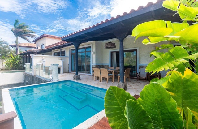 Pristine Bay 1002, golf, pool and views