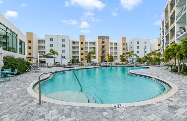 Pristine Clean New Condo, 1 Mile from Downtown Sarasota