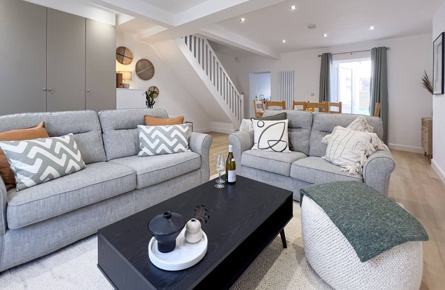 Pristine cottage, steps from beach!