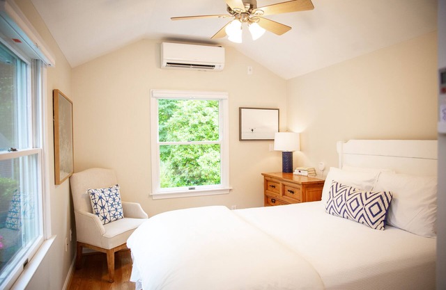 Pristine Cottage: EV charger, AC, outdoor shower+ firepit, walk to Bakers Pond