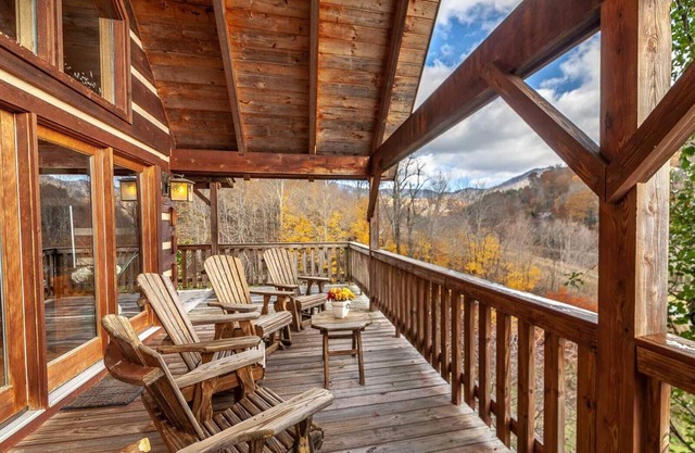 3BR Pristine Mountain Cabin, Vistas, Se aceptan mascotas, Mesa de billar, Jacuzzi y Firepit!