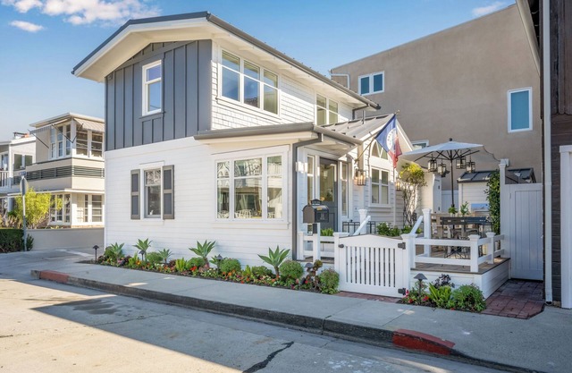Pristine Property, Remodeled, Steps to Dining and Water