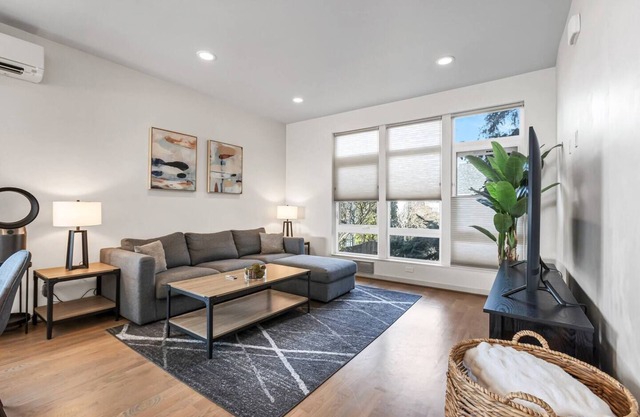 Pristine Townhome in Great Location