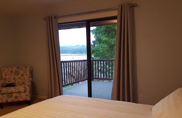Pristine Sproat Lake Waterfront Home - 26 de agosto - 2 de septiembre ¡TODAVÍA DISPONIBLE!