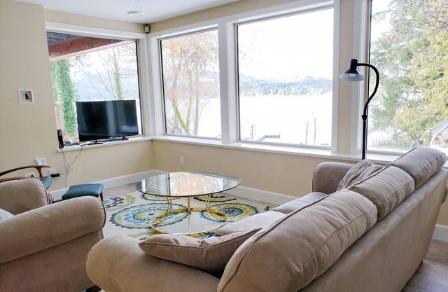 Pristine Sproat Lake Waterfront Home - 26 de agosto - 2 de septiembre ¡TODAVÍA DISPONIBLE!