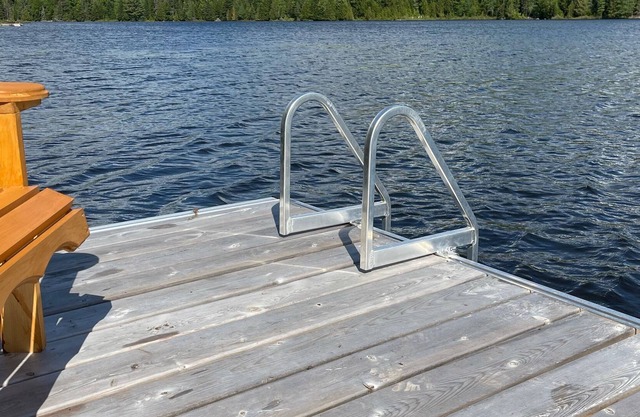 * Privée sur le Lac * Magnifique chalet suisse au coeur des Laurentides rénové