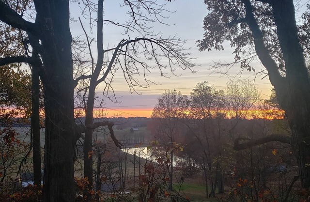 Privacy and breathtaking views on the highest point in Daviess County! So cozy!!
