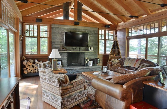 Privacy! Lake Rosseau! A Natural Muskoka Beauty! Sleeps 15! 5 Bath!