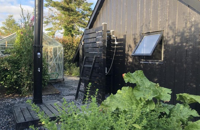 Privat sommerhus + anneks på en stor grund lukket grund, med grill, bålplads mv