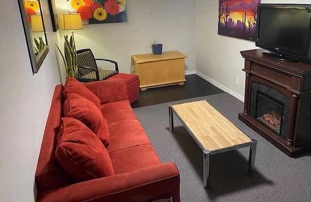 PRIVATE, 1 BDM APT Sleeps 2 . NEAR AIR, TRANSPORT, SHOPS. Quiet nites.