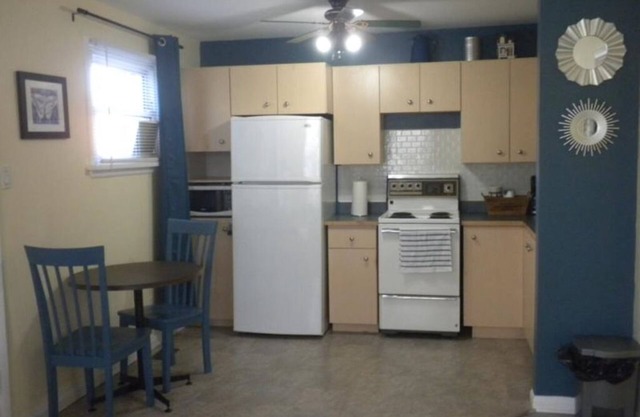 Private 1 BDR Cottage on Scenic Riverside Sleeps 4. 10 Minutes From Airport.