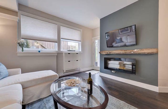Private 1 Bed/1 Bath Suite in Cadboro Bay Area Close to UVic