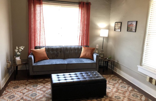 Condominio privado de 1 cama y 1 baño ubicado en el centro de Stillwater. Wifi, escritorio, cocina.